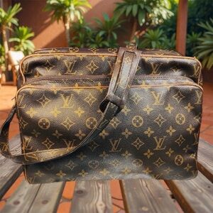 Vintage Louis Vuitton Monogram Large GM Nile Messenger Bag Unisex Shoulder